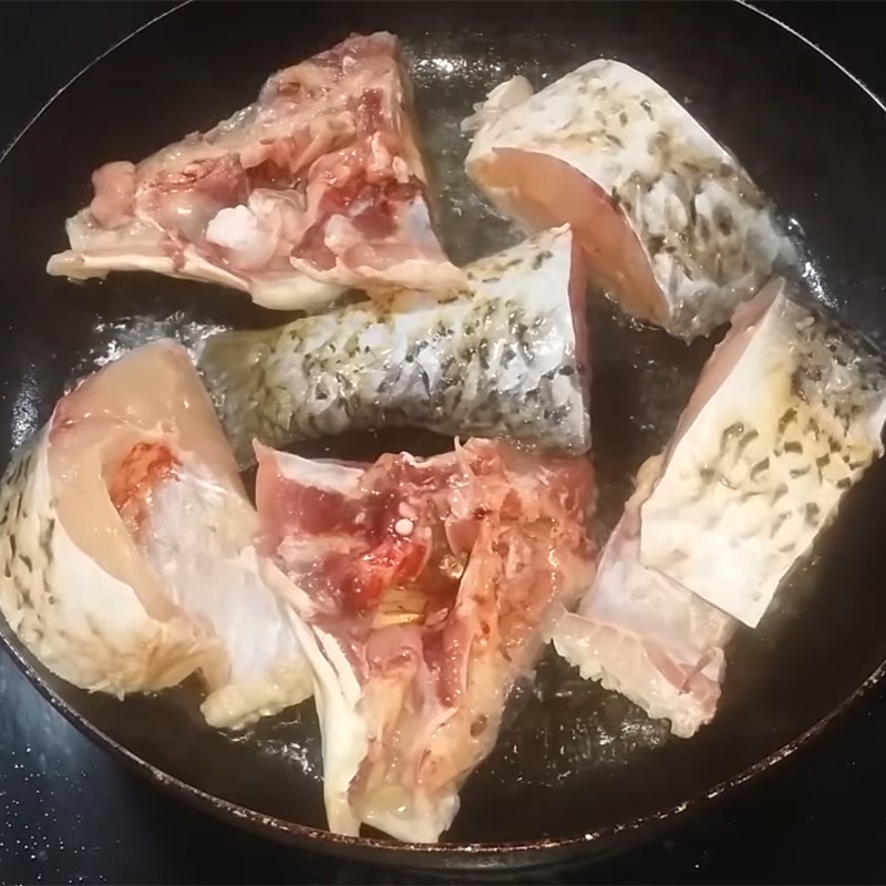 Bước 3 Chiên cá Cá chép kho củ cải trắng