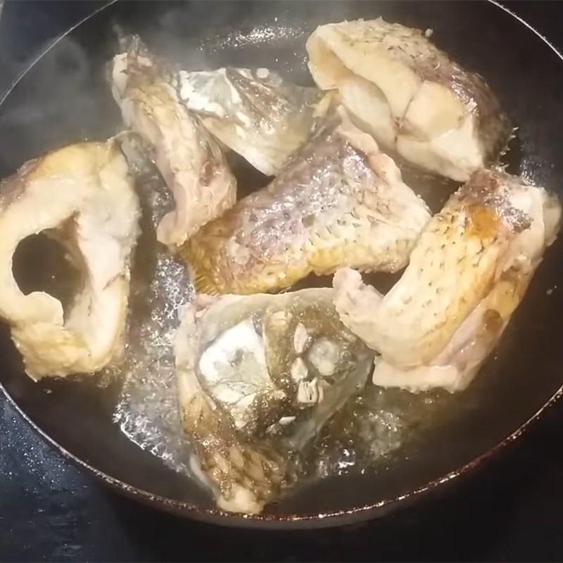 Bước 3 Chiên cá Cá chép kho củ cải trắng