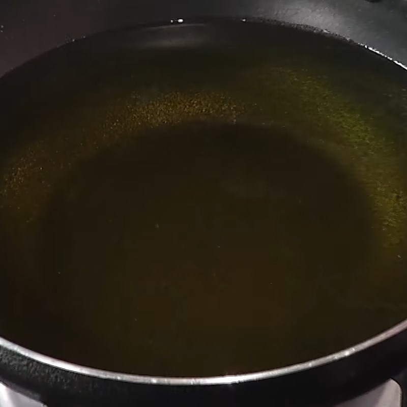 Bước 2 Chiên cá Gỏi xoài cá cơm tươi