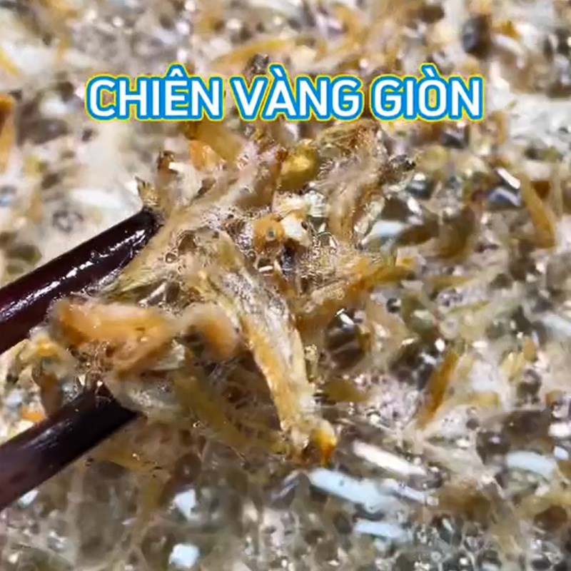 Bước 1 Chiên cá cơm Cá cơm rim mắm tỏi (Công thức được chia sẻ từ TikTok Cách Nấu Ngon cùng Cách Nấu Ngon)