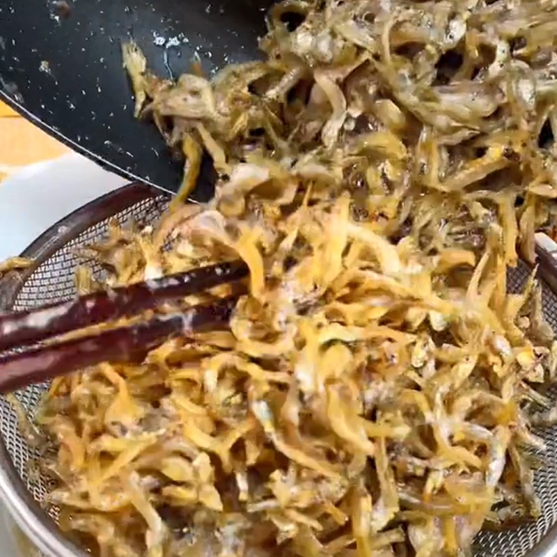 Bước 1 Chiên cá cơm Cá cơm rim mắm tỏi (Công thức được chia sẻ từ TikTok Cách Nấu Ngon cùng Cách Nấu Ngon)