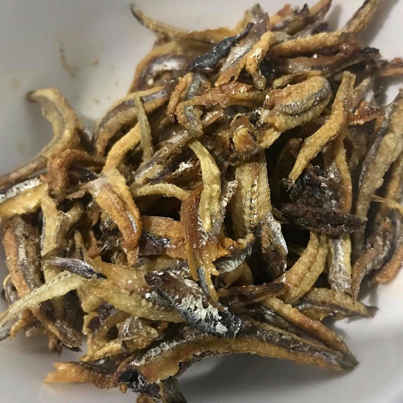 Bước 2 Chiên cá cơm Gỏi xoài cá cơm khô