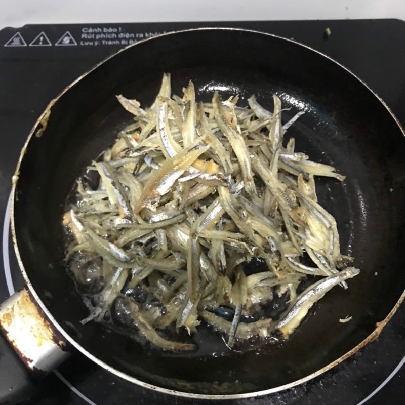Bước 3 Chiên cá cơm khô Cá cơm khô chiên nước mắm (Công thức được chia sẻ từ người dùng)