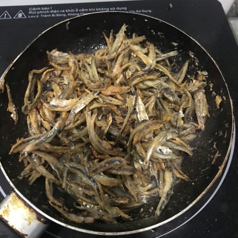 Bước 3 Chiên cá cơm khô Cá cơm khô chiên nước mắm (Công thức được chia sẻ từ người dùng)