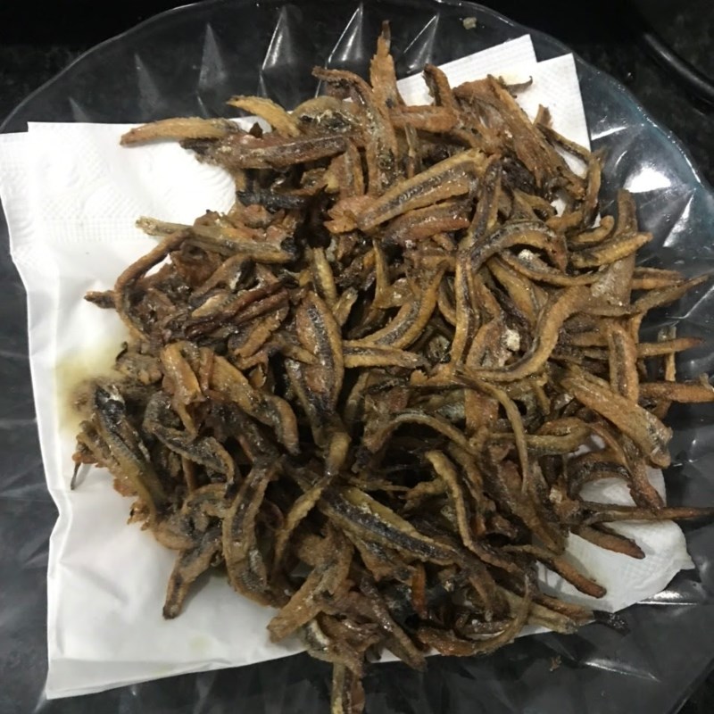 Bước 3 Chiên cá cơm khô Cá cơm khô chiên nước mắm (Công thức được chia sẻ từ người dùng)