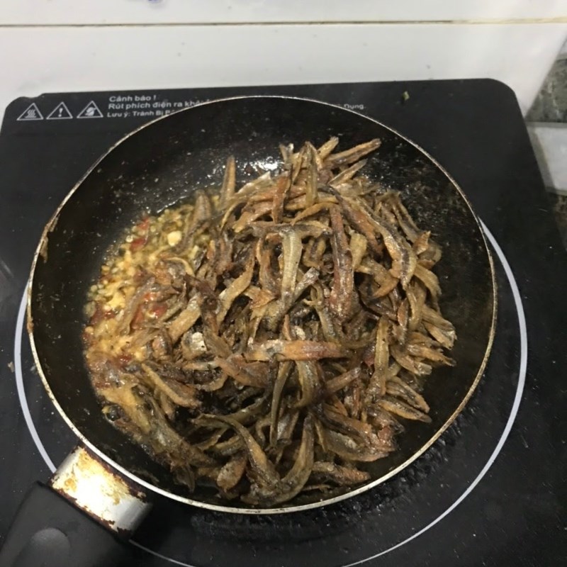 Bước 4 Chiên cá cơm khô với nước mắm Cá cơm khô chiên nước mắm (Công thức được chia sẻ từ người dùng)