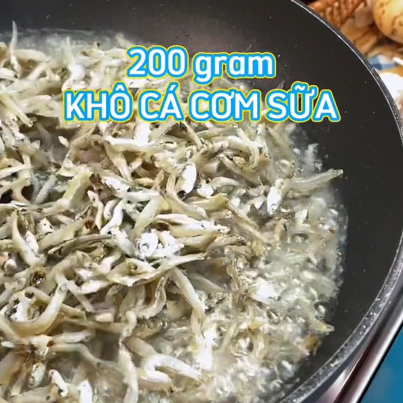 Bước 1 Chiên cá cơm Cá cơm rim mắm tỏi (Công thức được chia sẻ từ TikTok Cách Nấu Ngon cùng Cách Nấu Ngon)