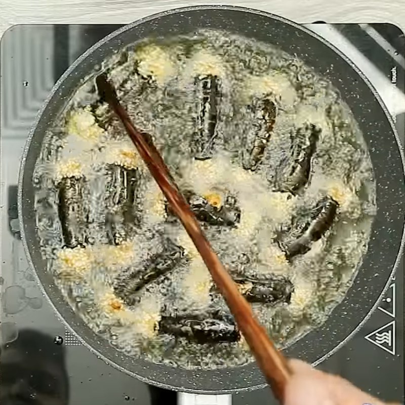 Bước 4 Chiên chả giò chả giò hải sản cuộn rong biển
