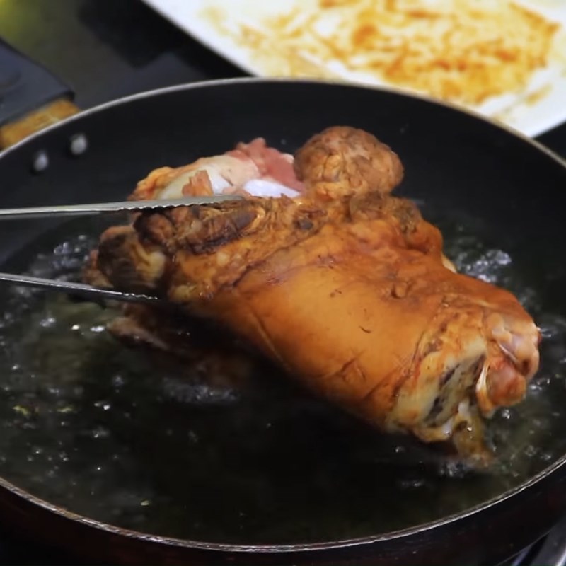 Bước 3 Chiên chân giò Chân giò hầm tóc tiên