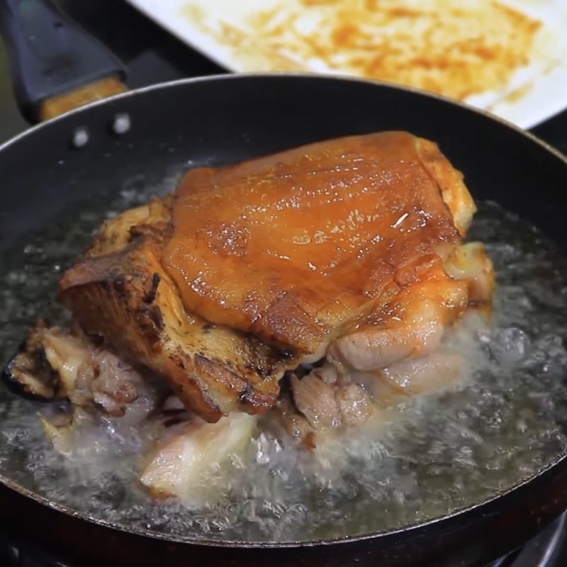 Bước 3 Chiên chân giò Chân giò hầm tóc tiên