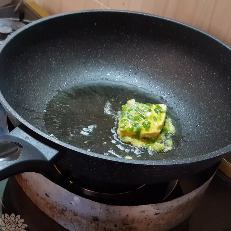 Bước 3 Chiên đậu hũ Đậu hũ chiên trứng