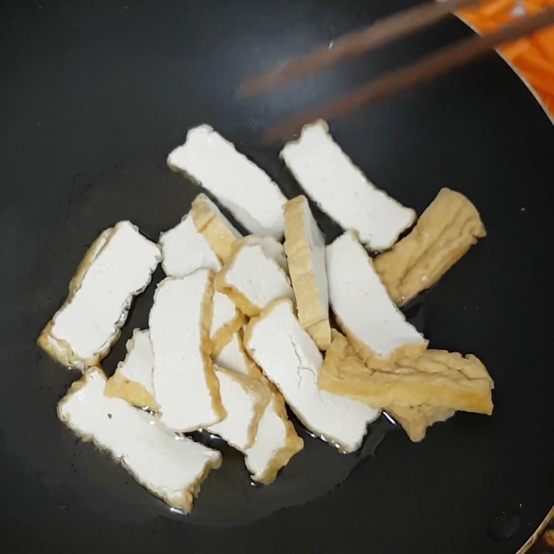 Bước 2 Chiên đậu hũ Đậu que xào đậu hũ