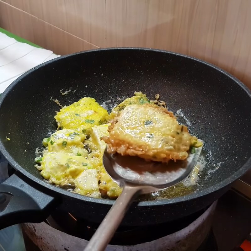 Bước 3 Chiên đậu hũ Đậu hũ chiên trứng