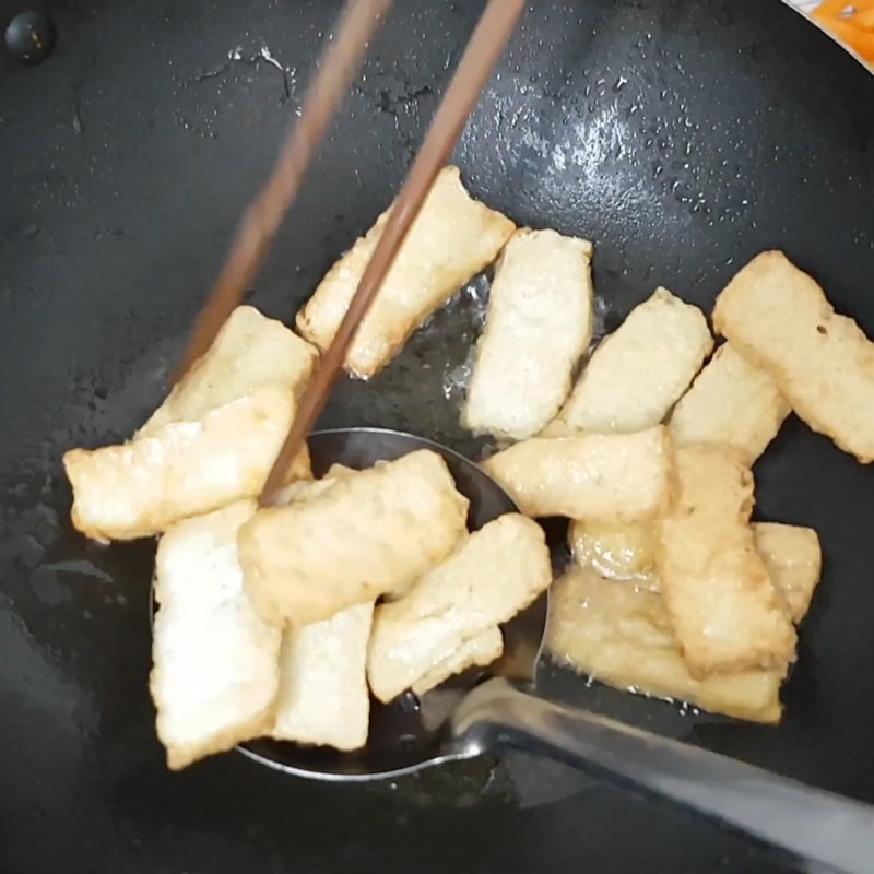 Bước 2 Chiên đậu hũ Đậu que xào đậu hũ