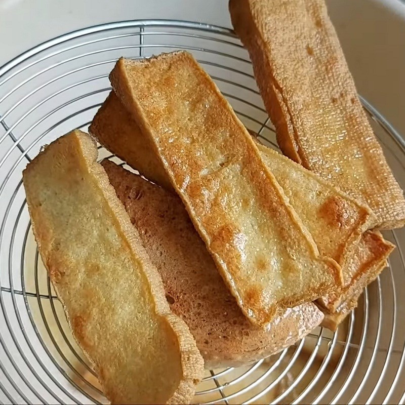 Bước 4 Chiên đậu hũ và chả Hủ tiếu khô chay với chả