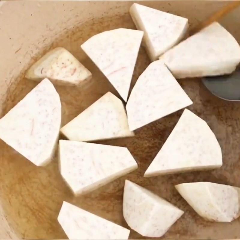 Bước 4 Chiên khoai môn và tàu hũ ky Lẩu bò khoai môn