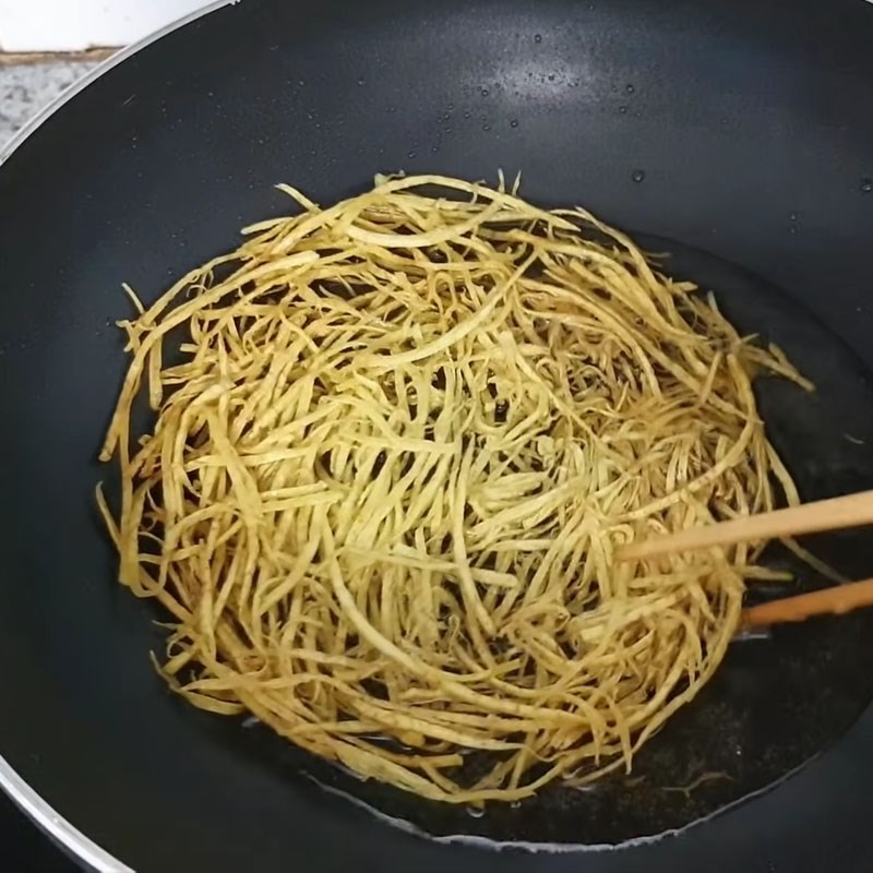 Bước 2 Chiên khoai môn, đậu hũ và tàu hũ ky Bì cuốn chay từ tàu hũ ky và đậu hũ