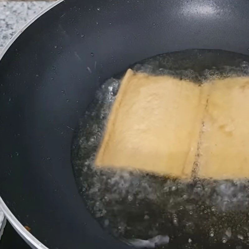 Bước 2 Chiên khoai môn, đậu hũ và tàu hũ ky Bì cuốn chay từ tàu hũ ky và đậu hũ