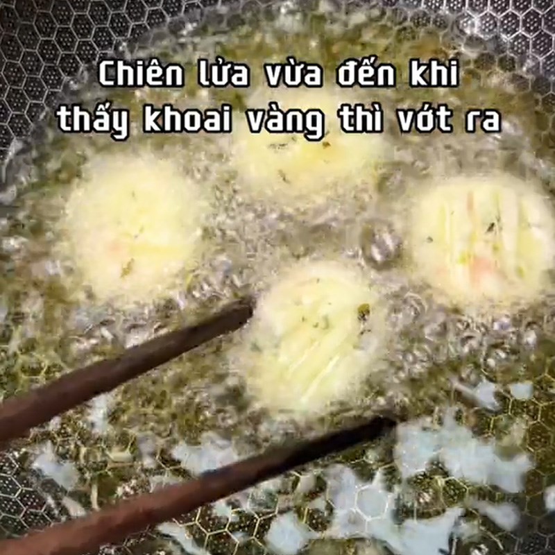 Bước 4 Chiên khoai tây Bánh khoai tây chiên (Công thức được chia sẻ từ TikTok Cách Nấu Ngon cùng Cách Nấu Ngon)