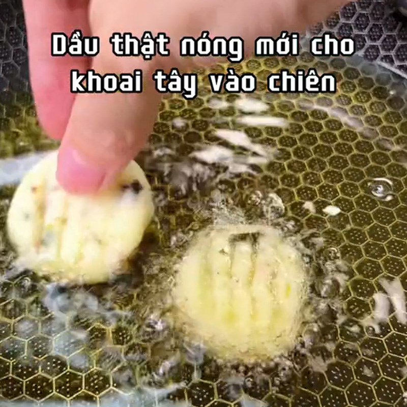 Bước 4 Chiên khoai tây Bánh khoai tây chiên (Công thức được chia sẻ từ TikTok Cách Nấu Ngon cùng Cách Nấu Ngon)