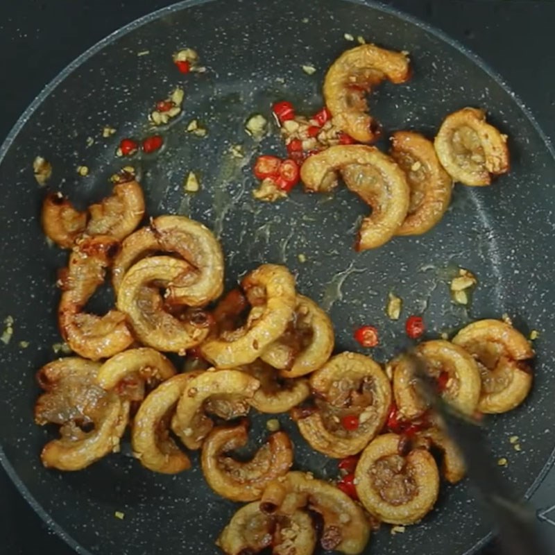 Bước 2 Chiên lòng heo Lòng heo chiên nước mắm