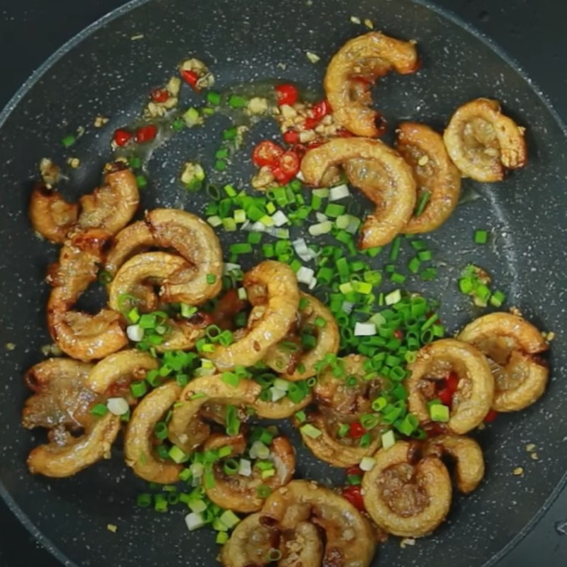 Bước 2 Chiên lòng heo Lòng heo chiên nước mắm