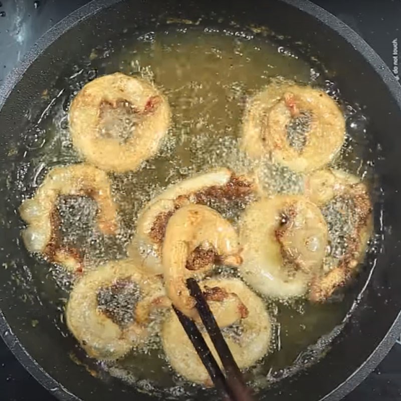 Bước 3 Chiên lòng heo Lòng heo chiên ngũ vị