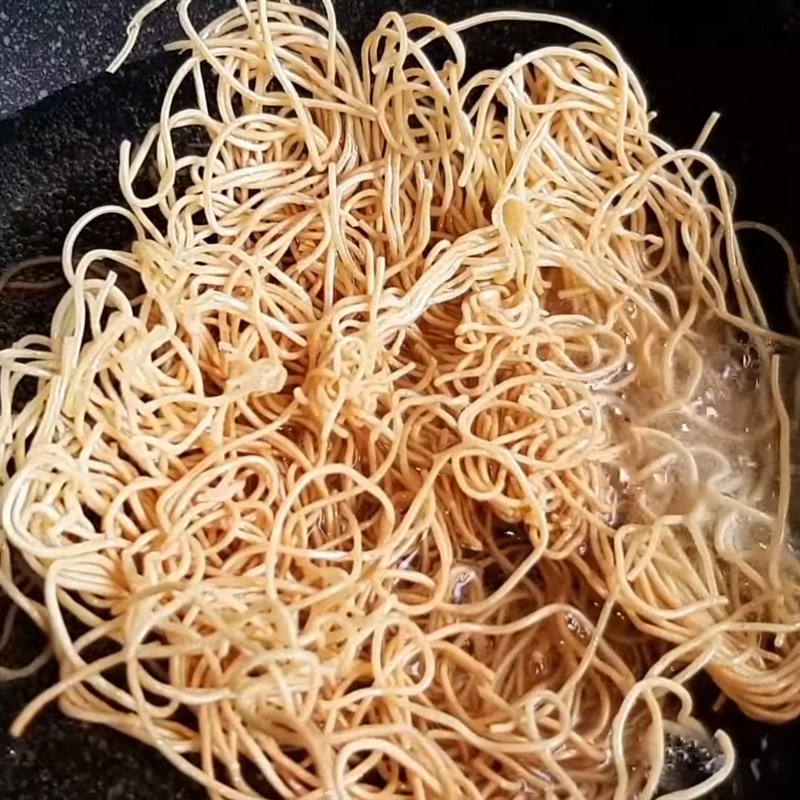 Bước 3 Chiên mì Mì xào giòn chay bắp non