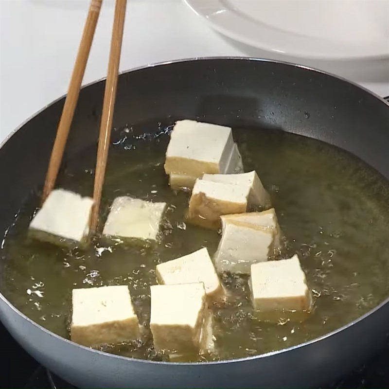 Bước 2 Chiên nguyên liệu Đậu hũ kho sườn chay
