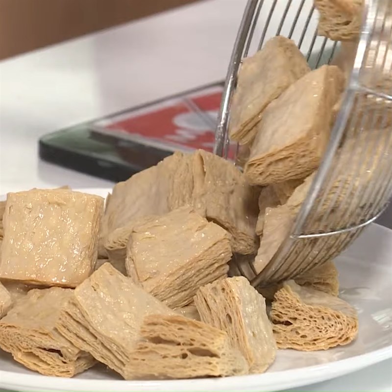 Bước 2 Chiên nguyên liệu Đậu hũ kho sườn chay