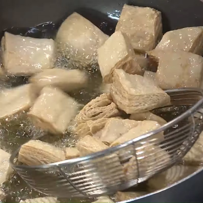 Bước 2 Chiên nguyên liệu Đậu hũ kho sườn chay
