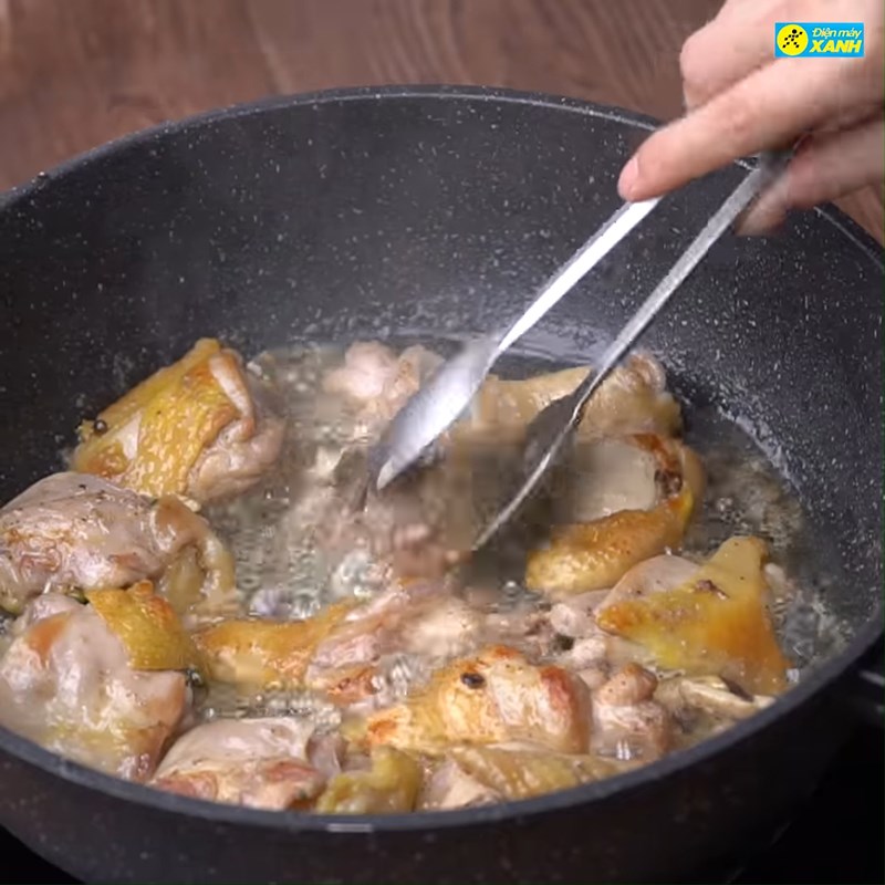 Bước 2 Chiên sơ gà Gà nấu tiễu xanh