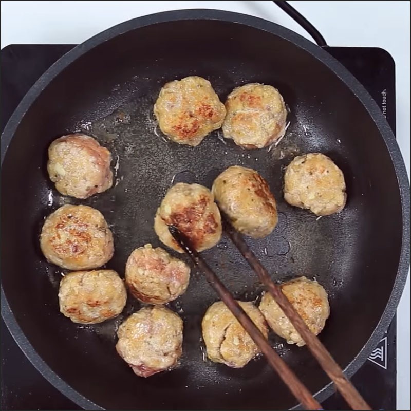 Bước 2 Chiên thịt Thịt viên phô mai đút lò