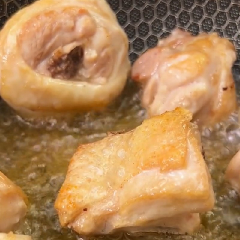 Bước 2 Chiên thịt gà Gà sốt chua ngọt (Công thức được chia từ Tiktok Cách Nấu Ngon cùng Cách Nấu Ngon)