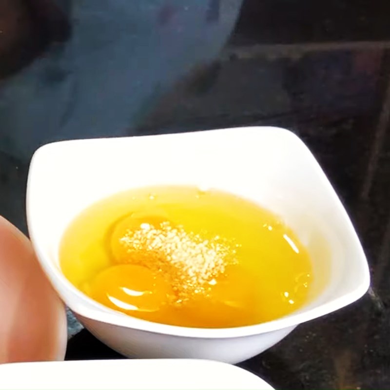 Bước 4 Chiên trứng Gỏi cuốn thập cẩm