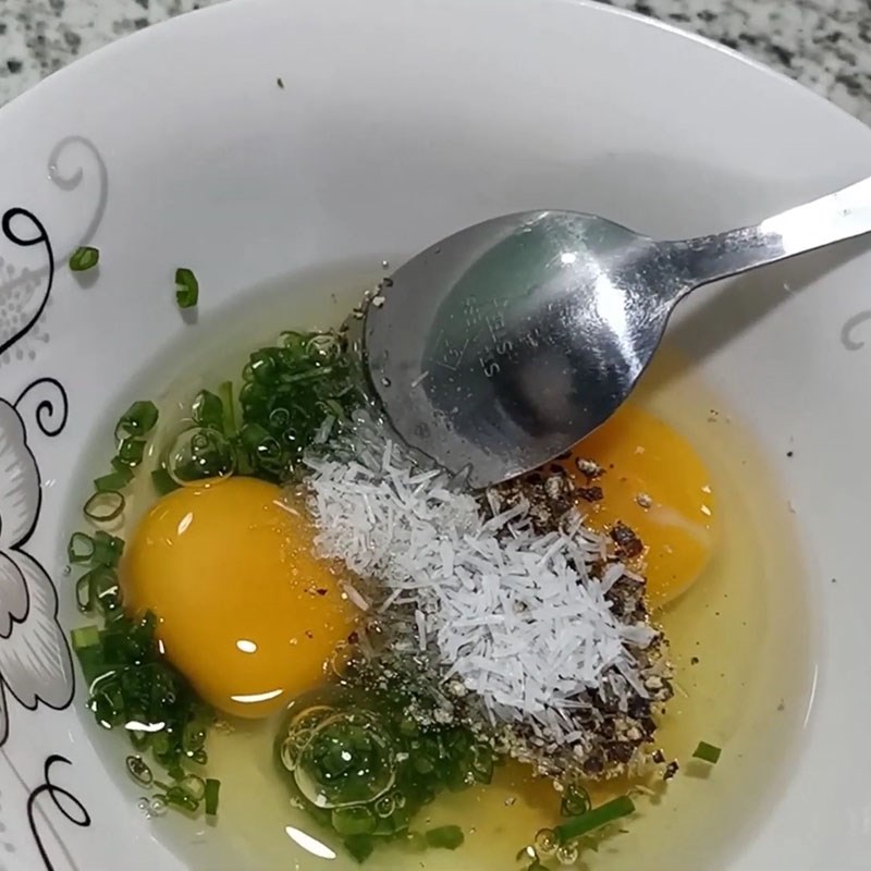 Bước 5 Chiên trứng Cơm tấm gà nướng