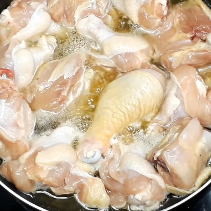Bước 4 Chiên trứng cút và chiên gà Gà kho trứng cút