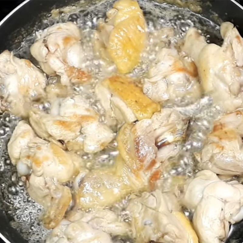 Bước 4 Chiên trứng cút và chiên gà Gà kho trứng cút