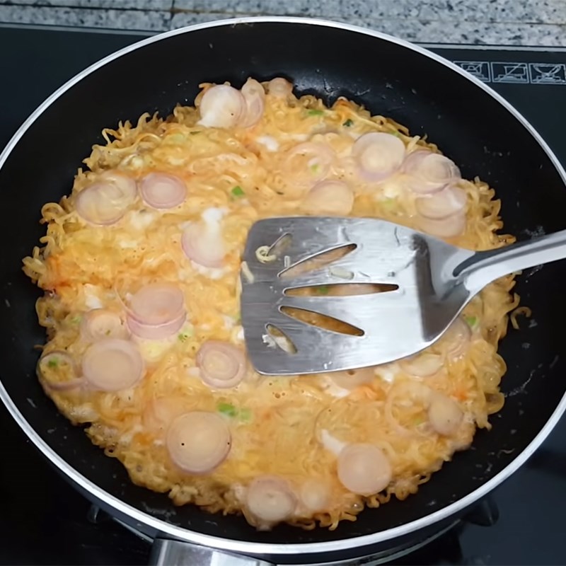 Bước 4 Chiên trứng mì tôm Mì chiên trứng
