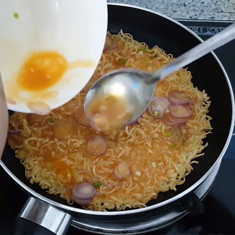 Bước 4 Chiên trứng mì tôm Mì chiên trứng