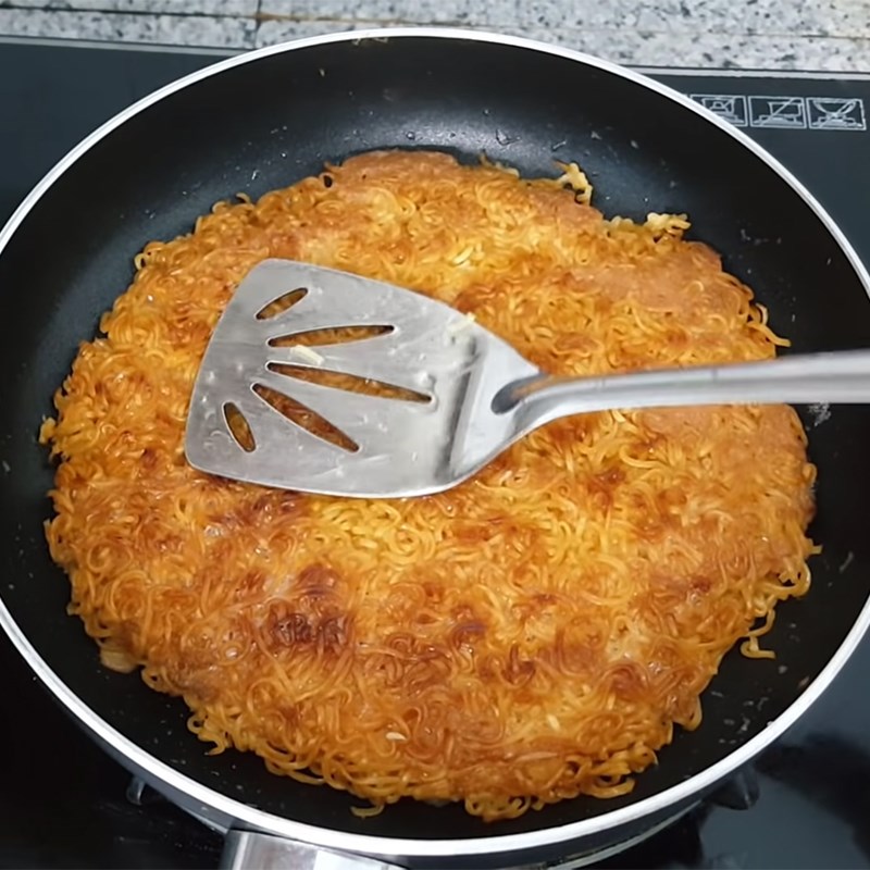 Bước 4 Chiên trứng mì tôm Mì chiên trứng