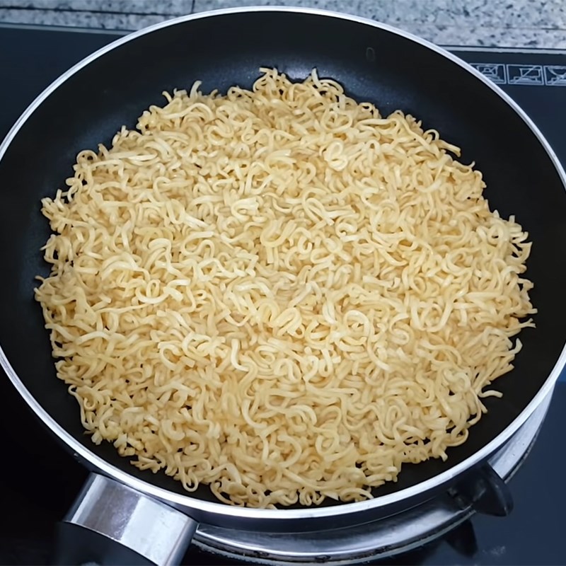 Bước 4 Chiên trứng mì tôm Mì chiên trứng