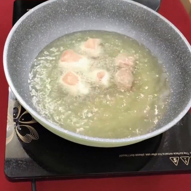 Bước 3 Chiên ức gà Salad gà hạt óc chó