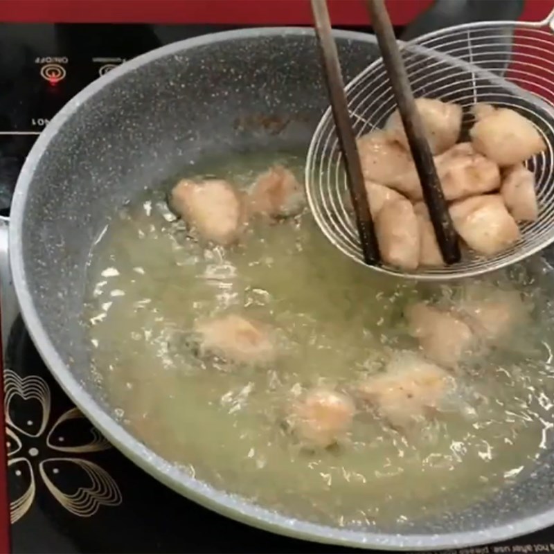 Bước 3 Chiên ức gà Salad gà hạt óc chó