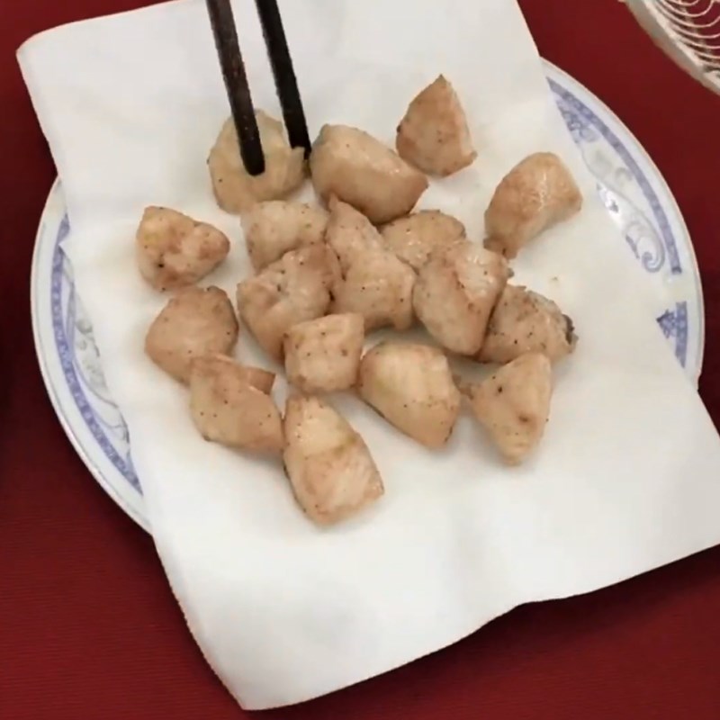 Bước 3 Chiên ức gà Salad gà hạt óc chó