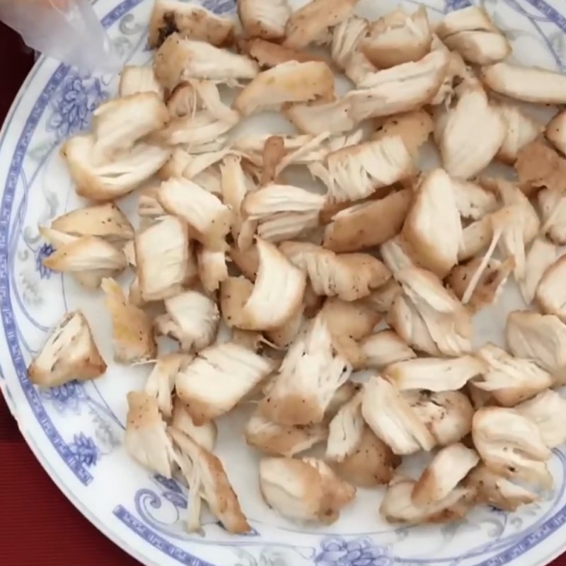 Bước 3 Chiên ức gà Salad gà hạt óc chó
