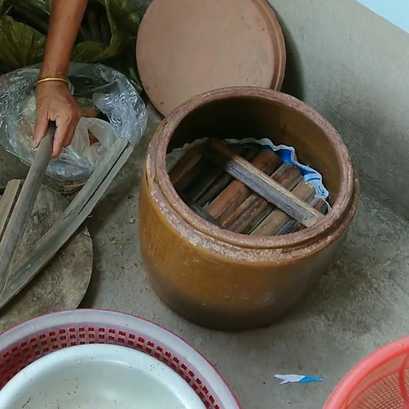 Bước 6 Cho cá ăn thính Mắm cá rô phi