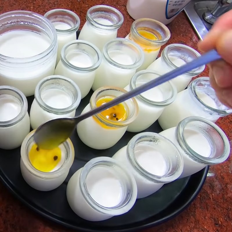 Bước 6 Cho sốt chanh dây vào hũ Sữa chua chanh dây (chanh leo) hũ