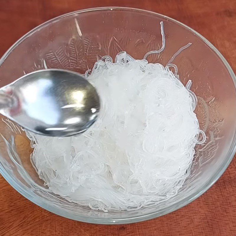 Bước 1 Chuẩn bị miến và đậu hũ khô Bì chay rau củ