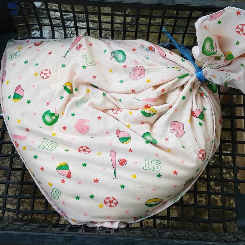 Bước 1 Chuẩn bị nếp Chè trôi nước gấc nhân sầu riêng
